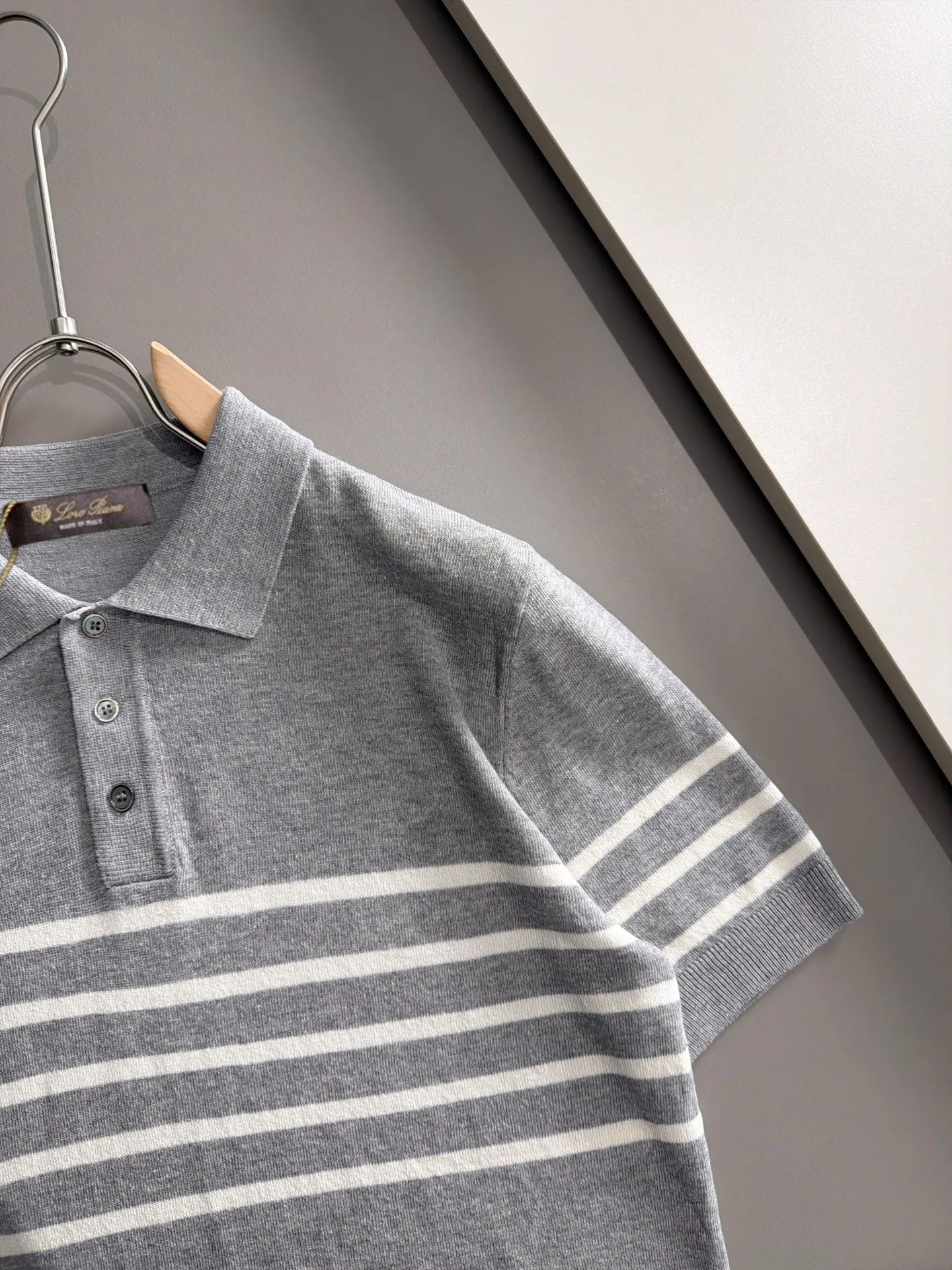 LP high quality Loro Piana 26ss New Arrival men's short-sleeved T-shirt. Made of combed cotton yarn knitted cotton fabric, no pressure when entering and exiting the counter. Exclusive control of raw materials. It feels substantial when weighed, and the upper body is more textured than ordinary T-shirts. This texture can handle the weather easily and is suitable for both hot and cold! Loose fit design, looks noble. The only correct version is available Size: M to 3XL